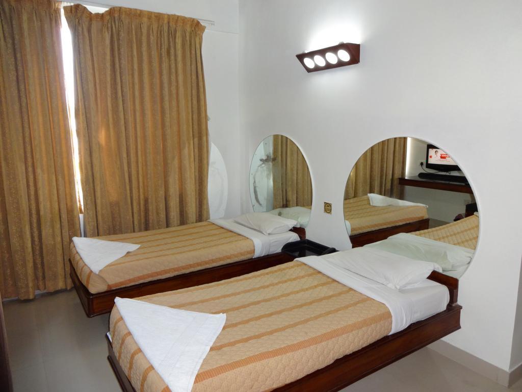 Lotus Comfort - A Pondy Hotel Pondicherry Esterno foto