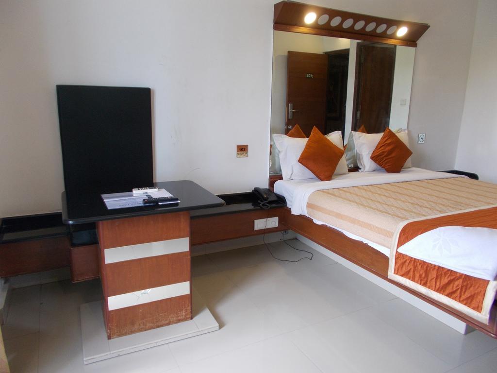 Lotus Comfort - A Pondy Hotel Pondicherry Esterno foto