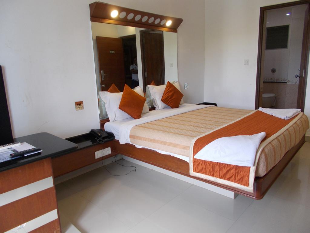 Lotus Comfort - A Pondy Hotel Pondicherry Esterno foto